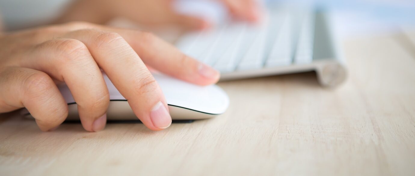 Persona utilizando teclado y mouse para trámite en Ventanilla Única